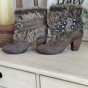 Brown ankle boots with fur detail